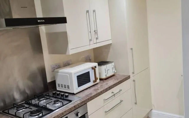 Spacious 3-bed House - Sleeps 8, Garden & Parking