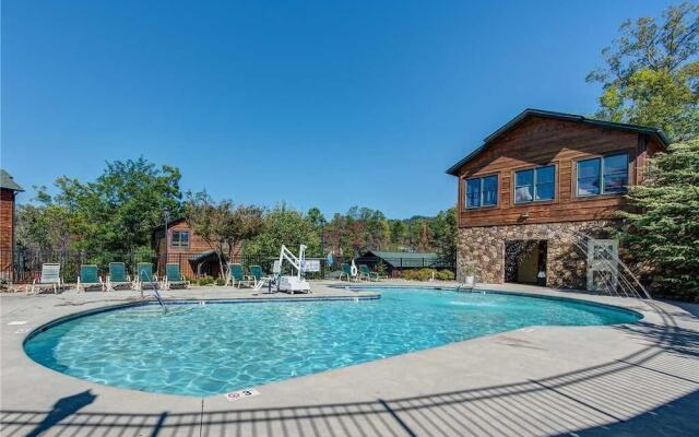 Majestic Manor - Three Bedroom Cabin