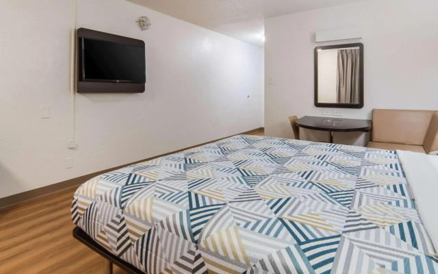 Motel 6 Addison, TX - Dallas