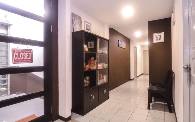Golden Lounge by OYO Rooms