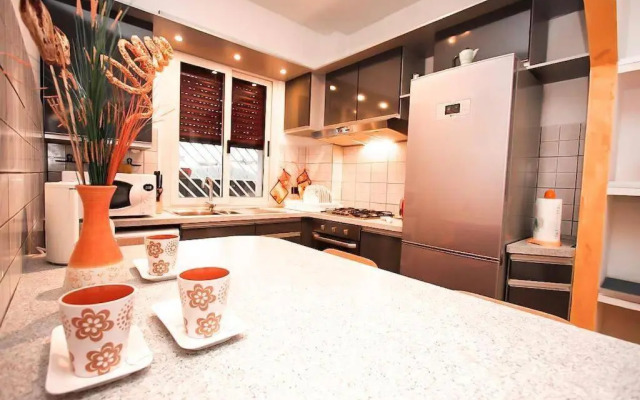 Petite Home In Rome