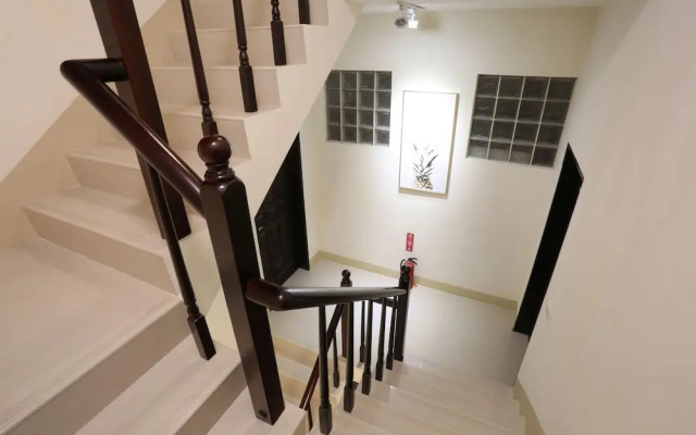 Downshifted House