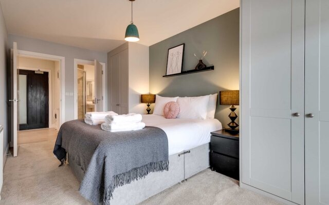Spacious Modern Camberwell Apartment
