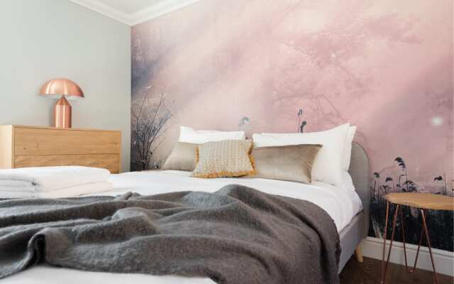 The Historic Gem - Sleek & Central 3BDR Maisonette