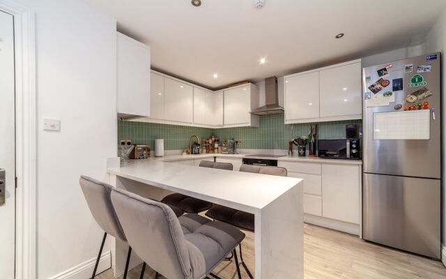 Beautiful & Spacious Flat with Patio