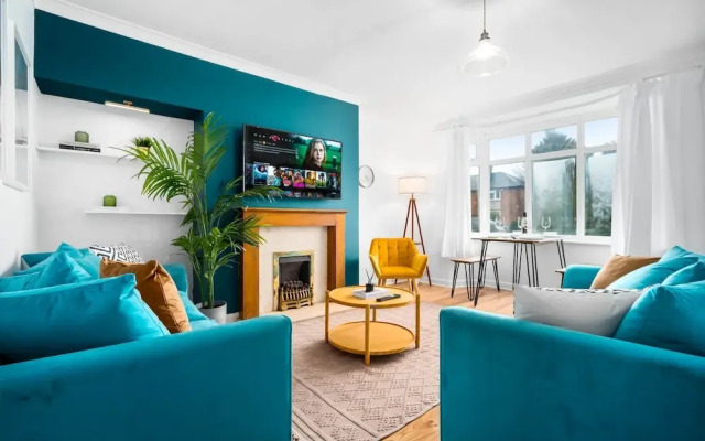 Stylish Three Bedroom Retreat With Garden