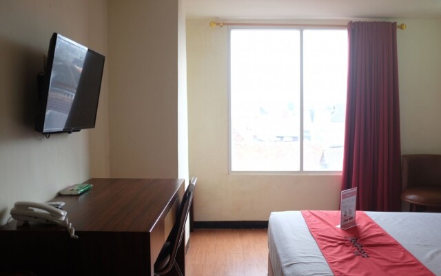 RedDoorz Plus near Senen