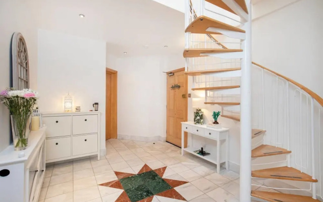 Stylish 2-bed Flat by Piccadilly Circus & Mayfair