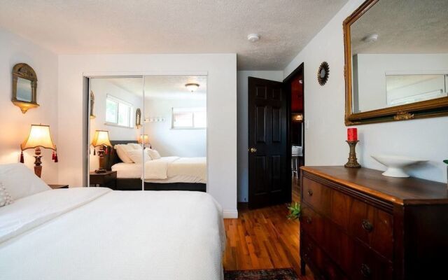 Casa de Henrichs & The Den Spacious Backyard