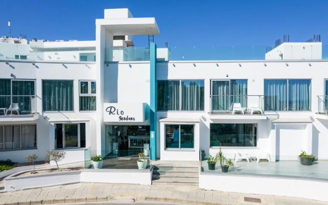 Rio Gardens - Modest 1-bdr Apt w Balcony