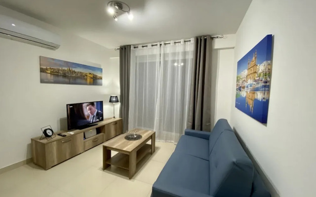 Centric and Modern Penthouse Close to Amenities