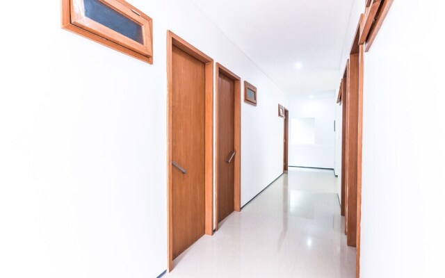 OYO 506 Moes Residence