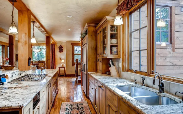 Hatari Lodge 5 Bedroom Home by RedAwning
