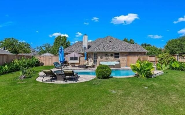 Home Pool 15 Minutes from DFW Airport
