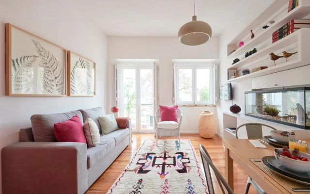 Sunny Renovated Apt With AC, By TimeCooler