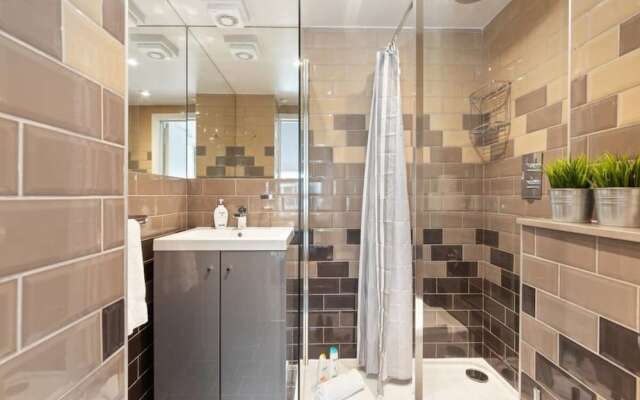 Intimate Studio W/king-size Bed in Camden Town