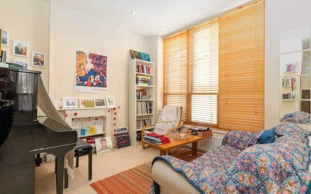 Charming 2 Bed Home In West Kensington Fits 4