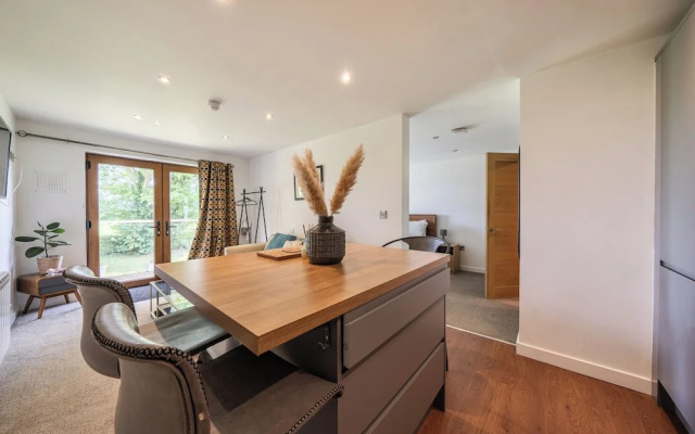 Modern Peaceful Open Plan 1-bed Apartment Rutland