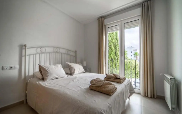 Bright Apartment with Pool Views - BA811