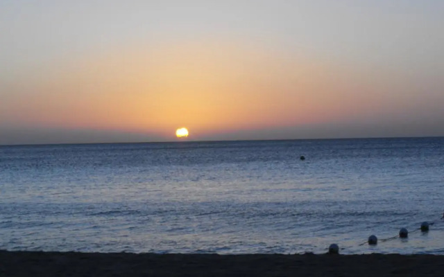 Bar-B-Barn Beach Hotel