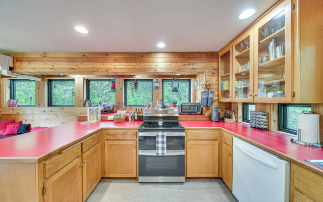 Riverfront Skykomish Cabin w/ Private Hot Tub!
