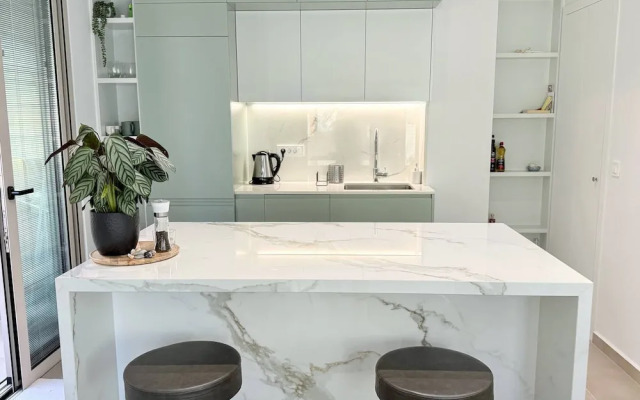Azure Loft - 3min Walk to Beach, 10min to Old Town