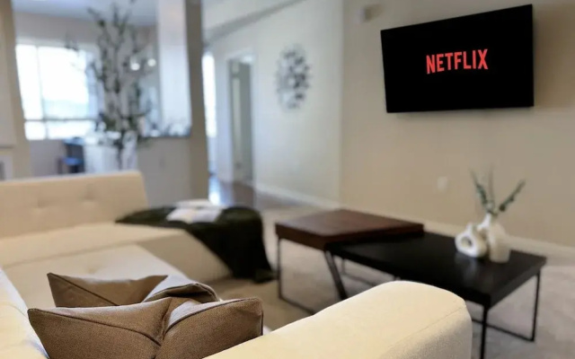 Stylish Retreat W Pool GYM Parking 10min to Cedars