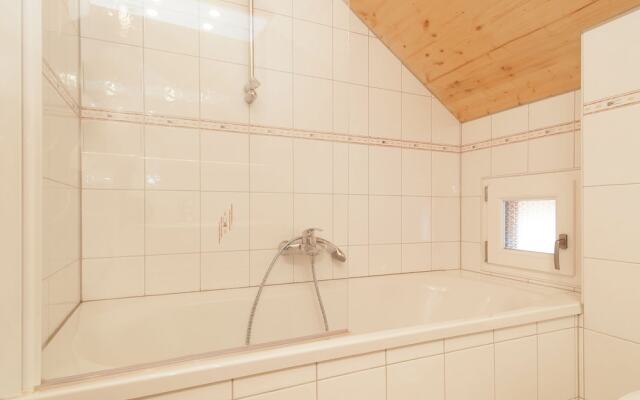 Spacious Chalet near Kreischberg Ski Area