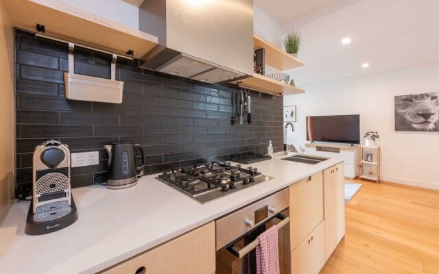 Modern 1 Bedroom Apartment in Brunswick East Near CBD