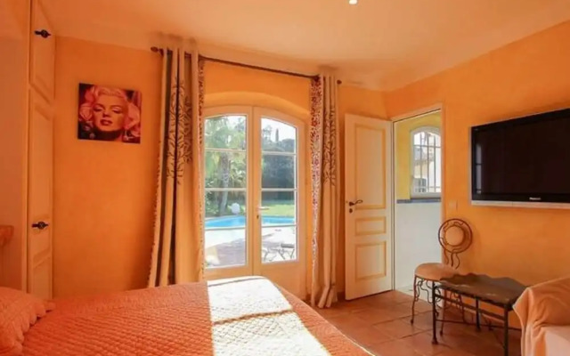 Vibrant Holiday Home With Private Pool