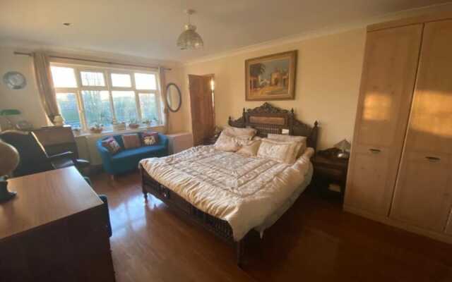 2-bed Apartment in High Wycombe Private Garden