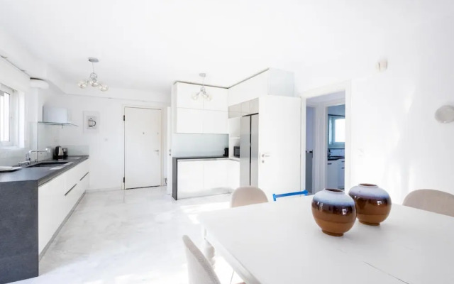 Elegant Coastal Haven Fully Renovated 3-bedroom Apartment