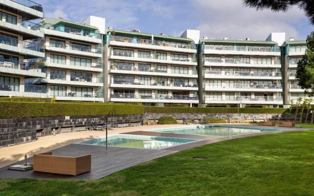 ALTIDO Superb Apt w/Terrace Pool & Spa in Cascais
