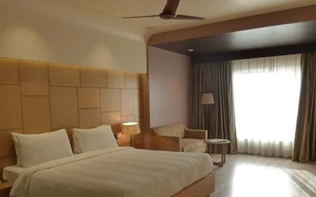 Hotel Charan Plaza