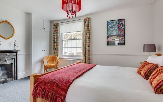 Light and Spacious Cottage, Located in the Pleasant Centre of Brighton