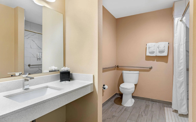 Quality Inn & Suites Plano East - Richardson