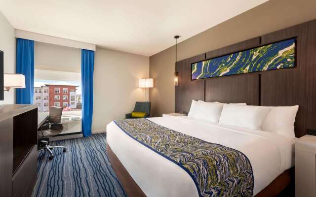 La Quinta Inn & Suites by Wyndham Orlando - IDrive Theme Parks