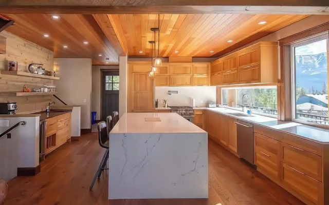 Snow Creek Cabins by Fernie Lodging Co.