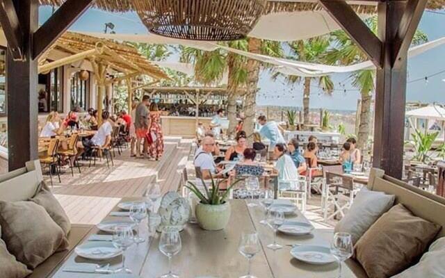 Exotico y bohemio apartamento frente al mar. Increible!!