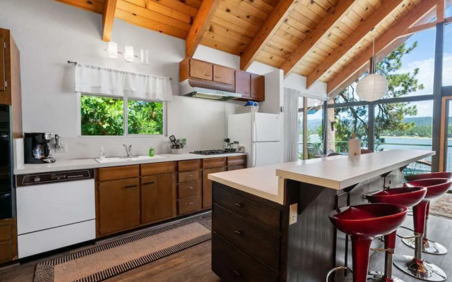 Moonlight Shores Lakefront