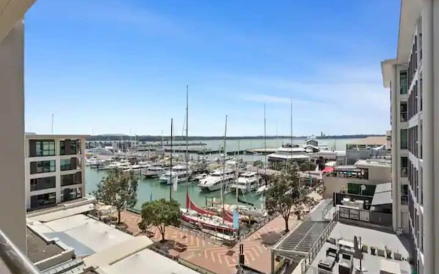 Spacious Apartment On Akl Viaduct With Balcony!