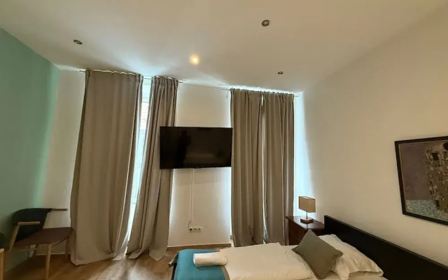 Chic 2BR Apt Steps from Westbahnhof