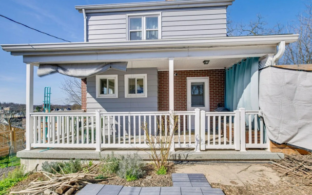 Pet-friendly Pittsburgh Home: 3 Mi to Downtown!