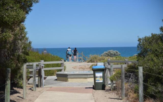 Halls Head Heaven Close To Beach sleeps 8