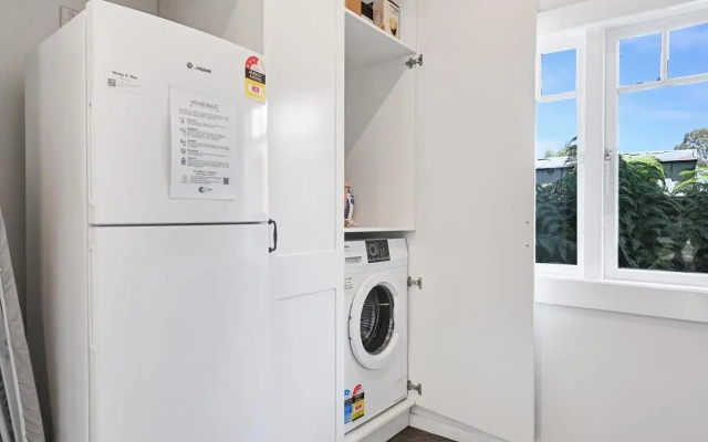 Bindi Cottage, Spacious & Unique, Opposite Pool – Guest Rooms – Orange