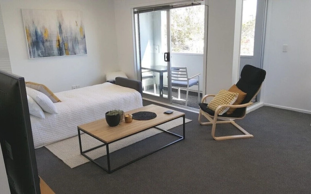 Seaview 1BR Apartment with Amazing Deck