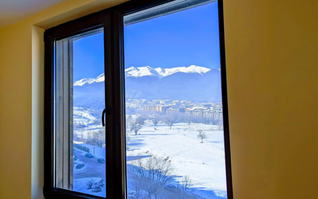 Stylish 2BD Apartment with Panoramic Mountain View