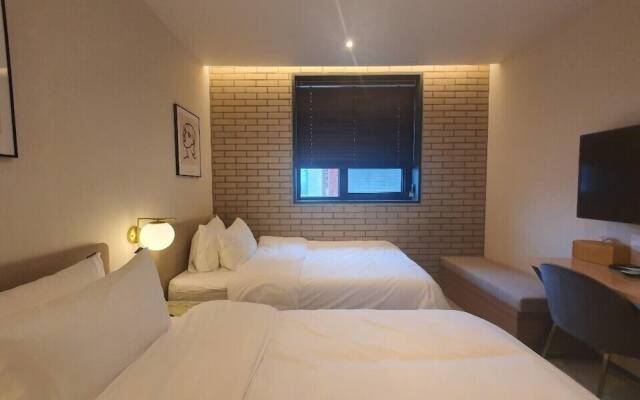 Seven Bricks Hotel