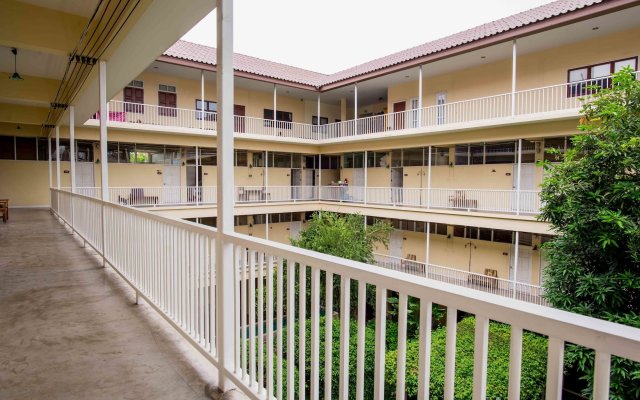 Feung Nakorn Balcony Rooms and Cafe