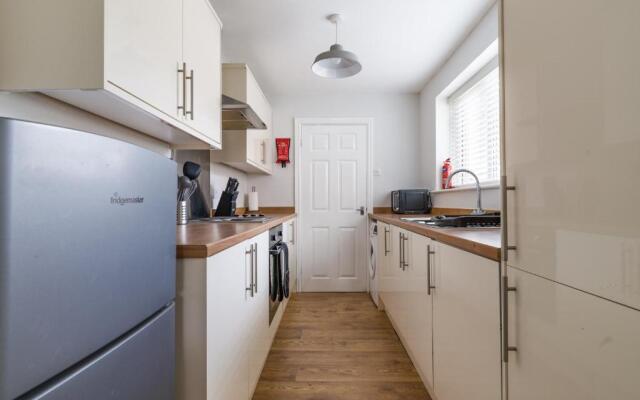 East House-sleeps 5-pet Friendly-garden - Parking